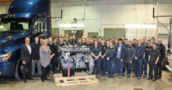 Don d’un moteur de camion-remorque au Pavillon-de-l’Avenir