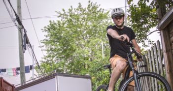 Un jeune entrepreneur ajoute le vélo dans la chaîne logistique urbaine