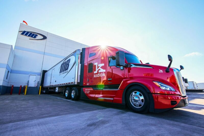 Des camions autonomes livrent de la nourriture de restaurant pour Martin Brower article image