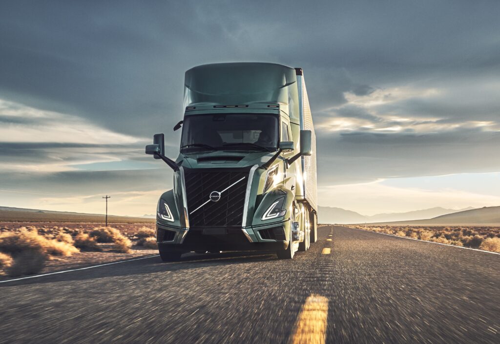 Volvo VNL vu de face sur route désertique