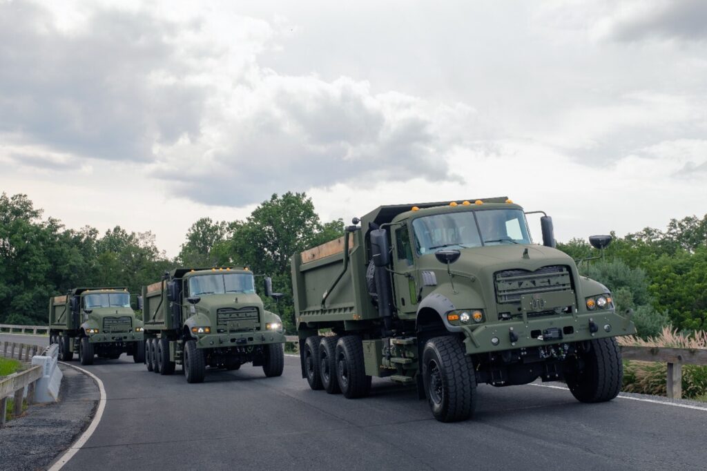 Trois camions militaires Mack se suivent