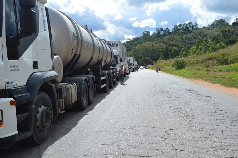 600 000 camionneurs brésiliens sont de retour au travail après une semaine de grève ayant paralysé le pays article image