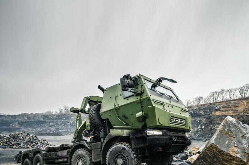 Les camions militaires Mack fabriqués par Prevost dans la région de Québec livrés à Petawawa article image