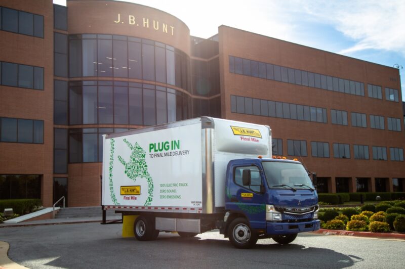 Fuso de livraison tout électriques en action chez JB Hunt article image