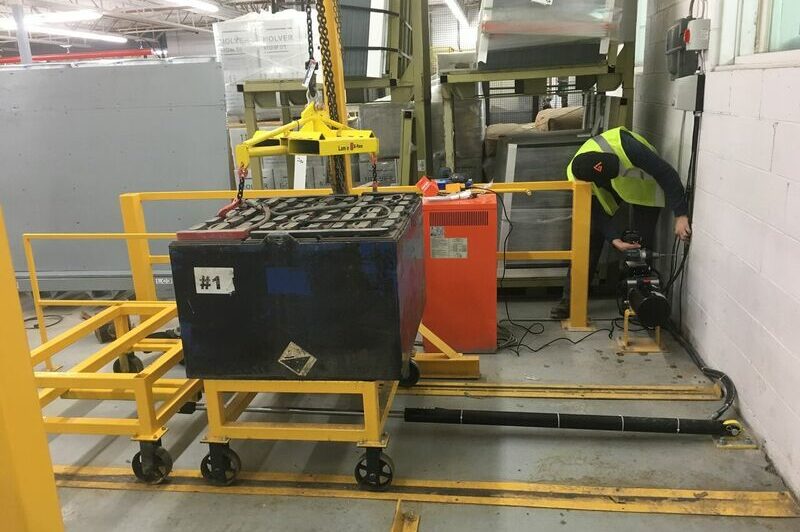 Invention québécoise : changement ergonomique de batteries de chariot élévateur article image