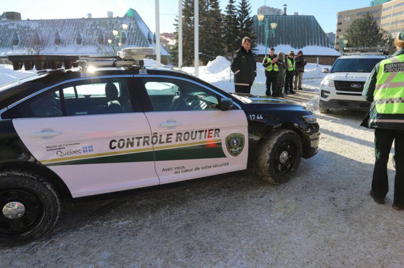 Les véhicules de Contrôle routier Québec en noir et blanc article image