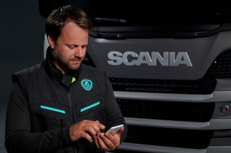 Veste de sécurité interactive pour camionneurs en démonstration article image