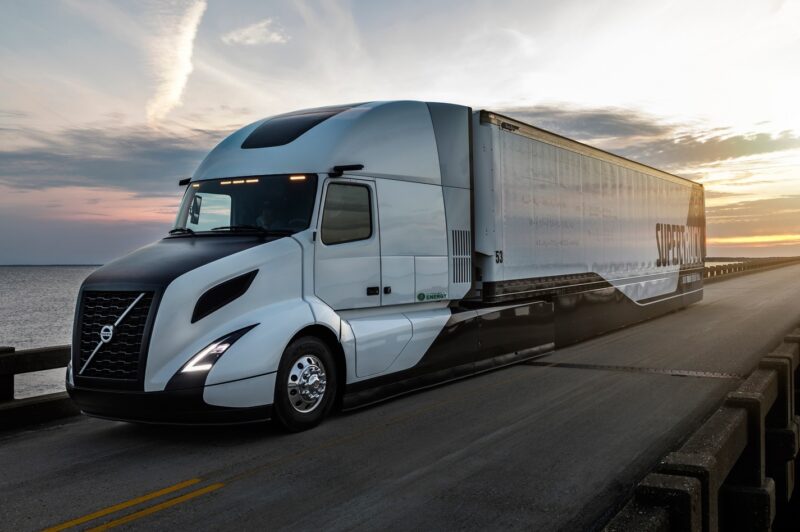 Ottawa doit réinvestir la taxe carbone dans les technologies vertes de camionnage, dit l’ACC article image