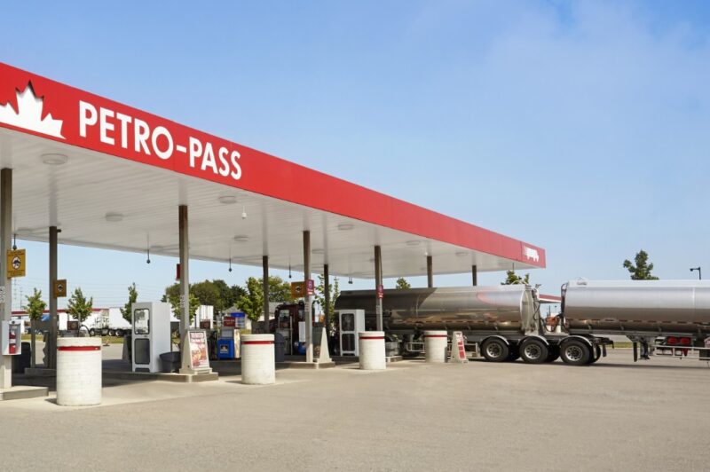 Petro-Canada et le fédéral dans la recharge rapide de véhicules électriques article image