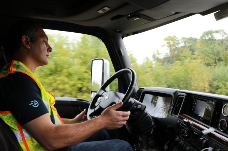Un spécialiste montréalais de l’intelligence artificielle plaide pour la présence d’humains à bord des camions autonomes article image