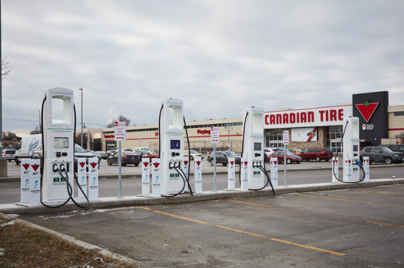 Charger son camion électrique chez Canadian Tire article image