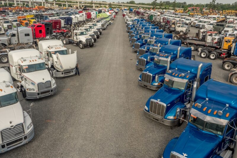 Les prix des camions usagés dégringolent, disent JD Power et ACT article image