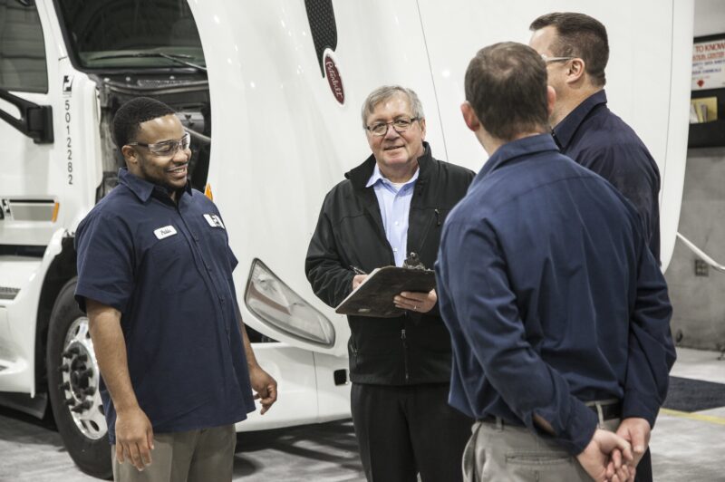 75e cohorte de techniciens Peterbilt certifiés PTI article image