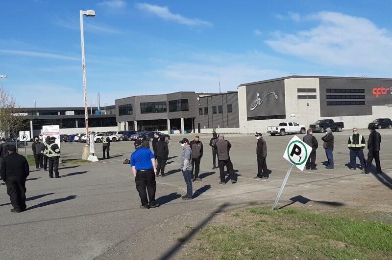 Des enseignants mis à pied manifestent devant le CFTR article image