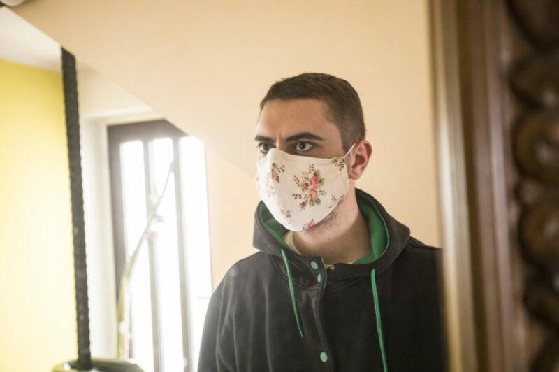 Est-il risqué de porter un masque au travail quand il fait chaud? article image