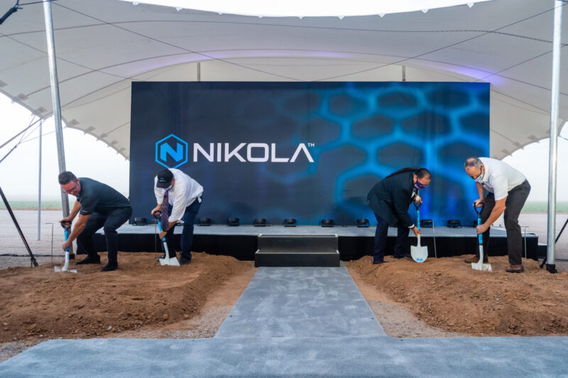 Première pelletée de terre à l'usine de Nikola en Arizona article image