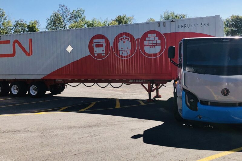 Le CN commande 50 tracteurs électriques à Lion article image