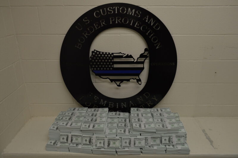 Le Service des douanes saisit 3,6 millions de dollars de faux billets dans un camion article image