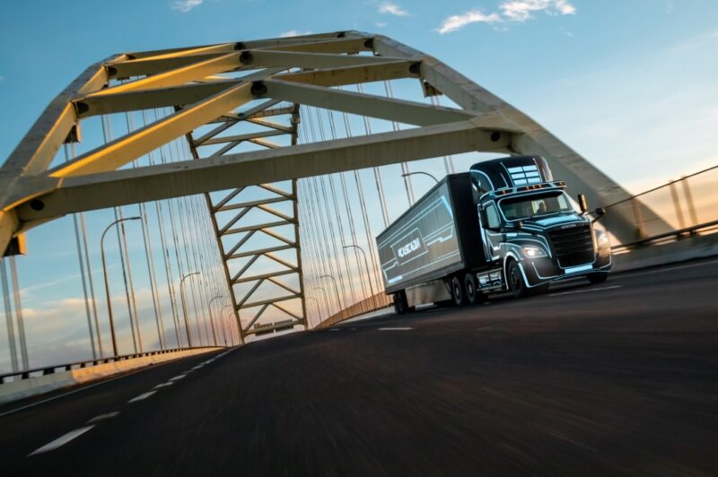 DTNA  prend les commandes de camions électriques article image