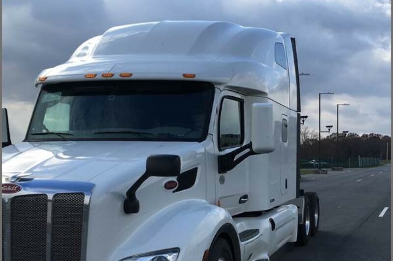 Suivi en peloton : des camions automatisés s’apprêtent à traverser une autoroute en Alberta article image
