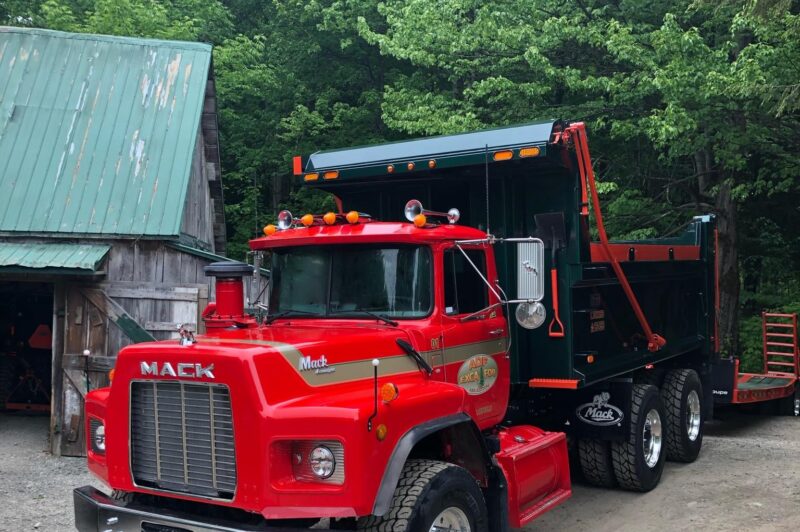 Un camion québécois dans le calendrier Mack Trucks article image