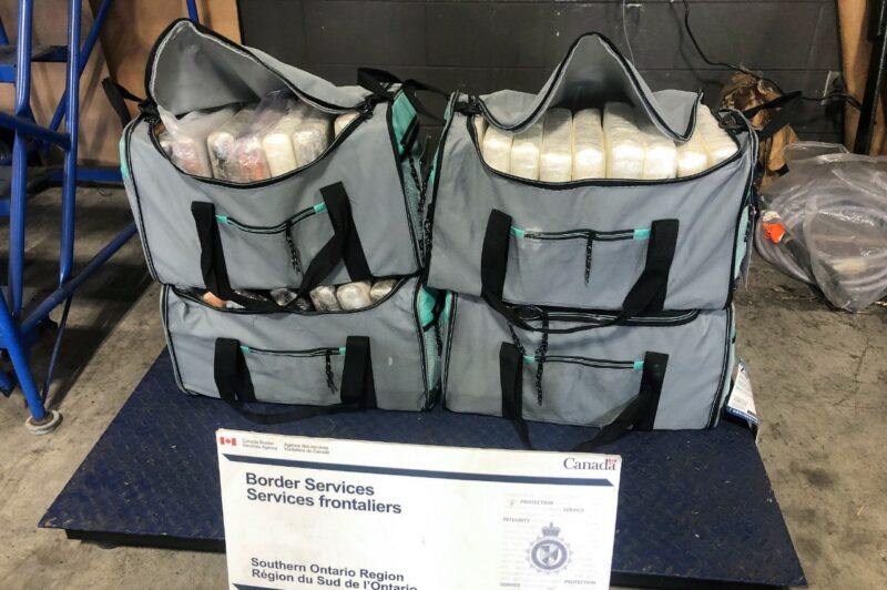Camionneur du Québec arrêté avec près de 250 livres de cocaïne à la frontière article image