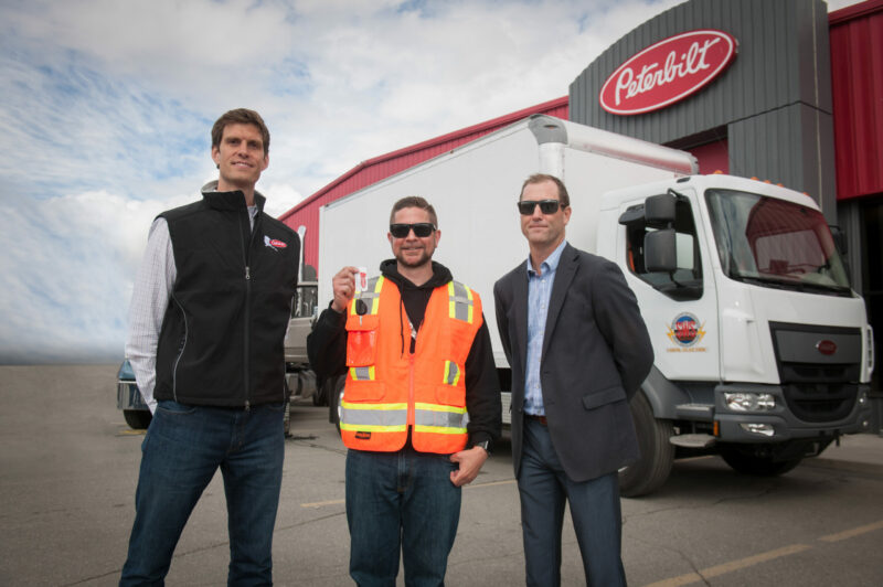 Qui a dit que les camions électriques craignaient le froid? Le premier Peterbilt 220EV s’en va en Alaska article image