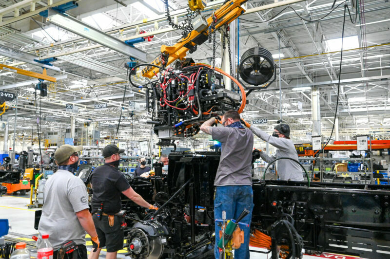 Mack lance la production en série du LR électrique article image