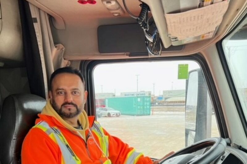 Un camionneur héroïque vient en aide au conducteur d’un véhicule accidenté article image