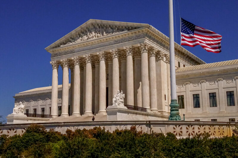 La Cour suprême des États-Unis invalide les tarifs douaniers imposés par Trump article image