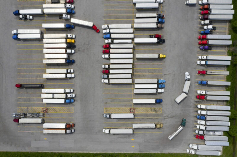 Chaîne d’approvisionnement aux É.-U. : modernisation des ports et places de stationnement supplémentaires recommandées article image