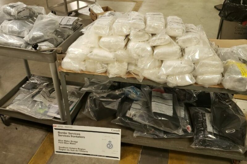 Un camionneur inculpé après la saisie de 265 kg de drogue en Ontario article image