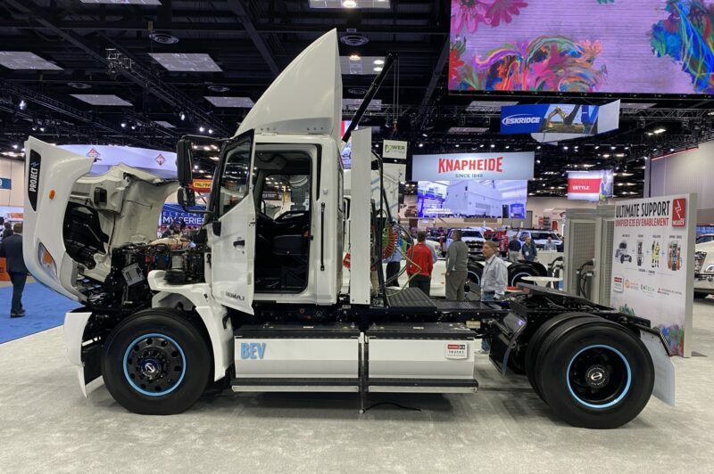 Hino regroupe ses offres et services en matière de véhicules électriques article image