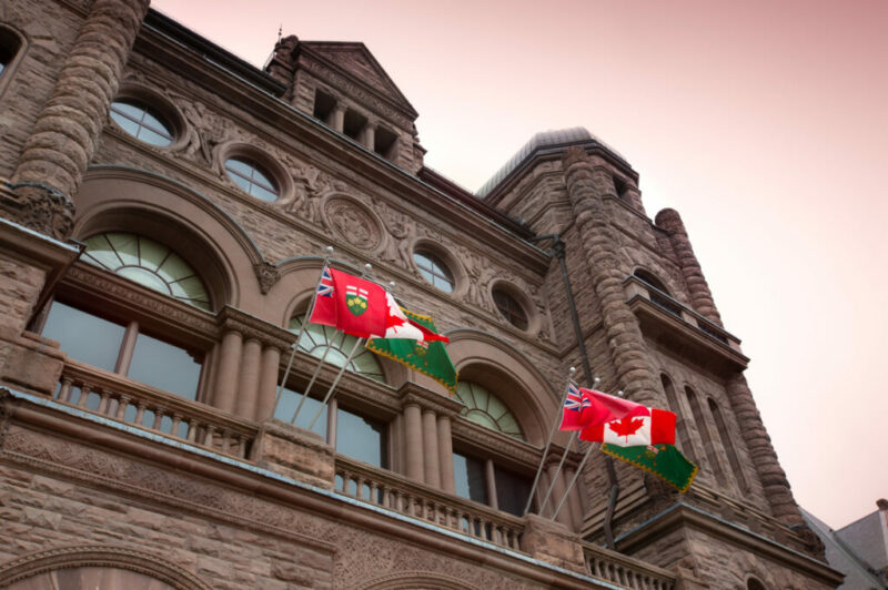 Budget de l’Ontario : plusieurs milliards accordés aux autoroutes et à l’adoption des DCE article image
