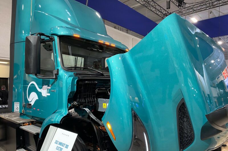 Une autonomie accrue pour le tracteur électrique VNR 300 de Volvo article image