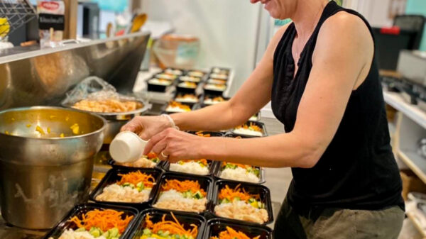 Une employée prépare des poké bowls.