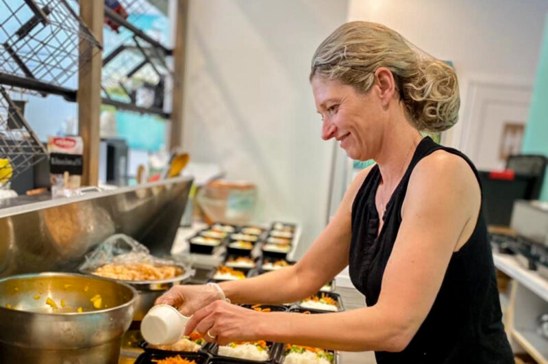 Une employée prépare des poké bowls.