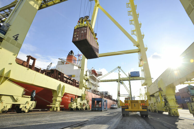 Hausse de 7,5 % du volume de conteneurs manutentionnés au port de Montréal en 2021 article image
