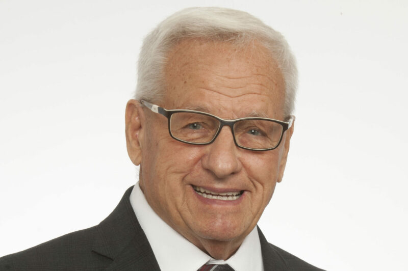 Gabriel Lussier en veston-cravate.