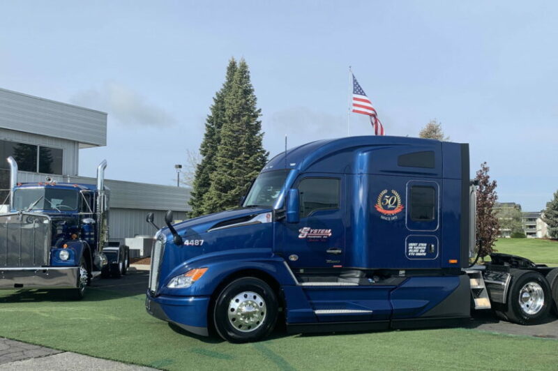 Le 10 000e T680 Next Generation de Kenworth photographié avec un W900 1965. (photo : Kenworth)