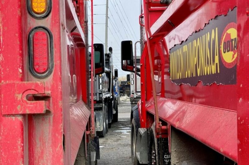 Ontario : les chauffeurs de camions-bennes obtiennent des salaires plus élevés et mettent fin à la grève article image