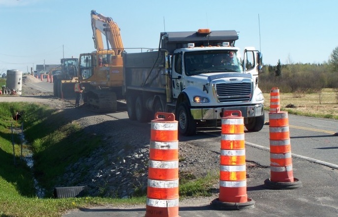 Camion benne sur chantier routier.