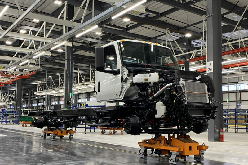 Les commandes de camions diminuent en avril, reflet de la capacité de production article image