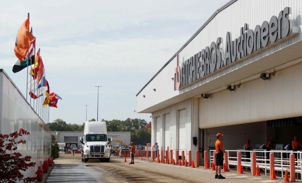 Camion blanc devant un édifice d’enchères Ritchie Bros.