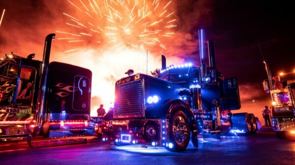 Des feux d'artifice illuminent le ciel de Branson, au Missouri, lors du 40e anniversaire du Shell Rotella SuperRigs.