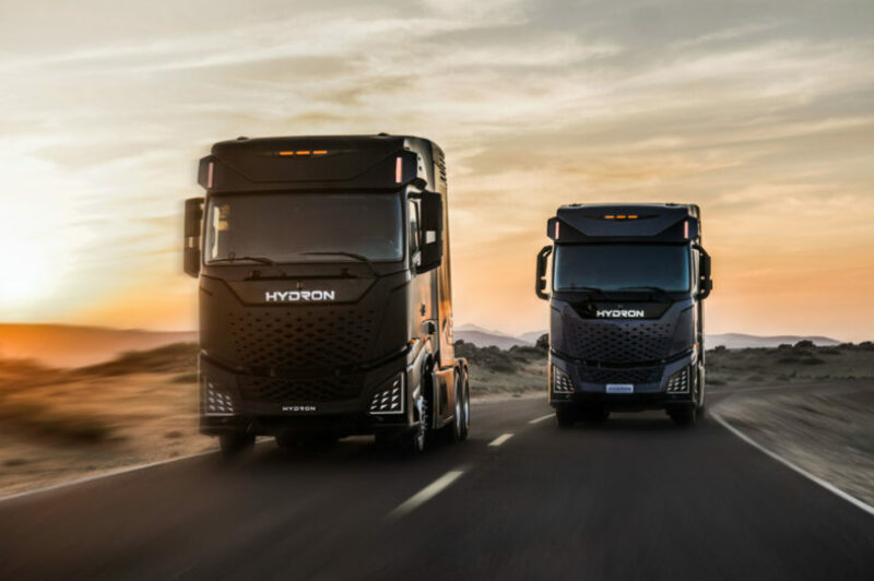 Deux camions autonomes Hydron sur l'autoroute.