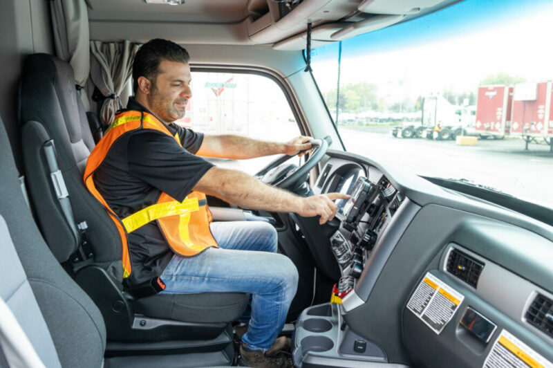 Un homme dans son camion.