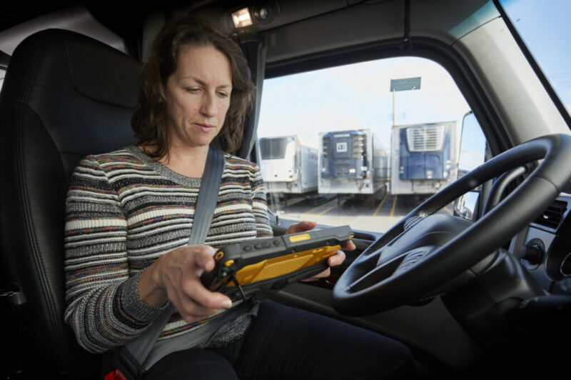 Une chauffeuse consulte sa tablette Isaac.