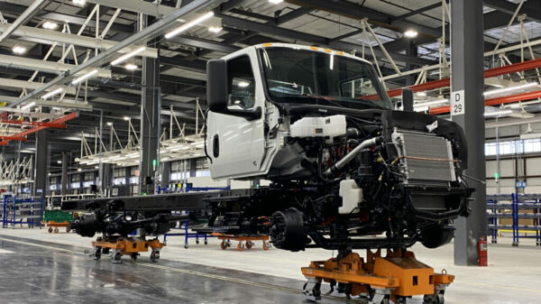 Un camion fabriqué dans une usine.