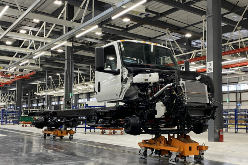 Un camion fabriqué dans une usine.